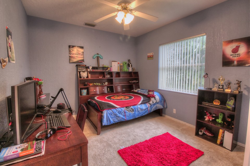 all of the guest rooms are large and can fit most beds.