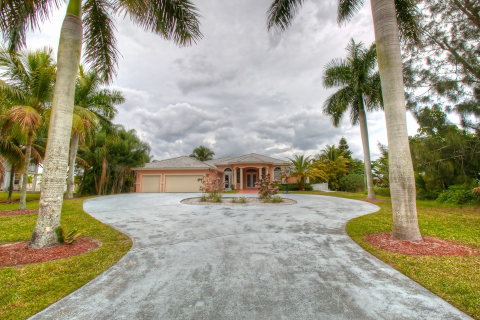 the dramatic circular driveway can hold 10 plus cars!