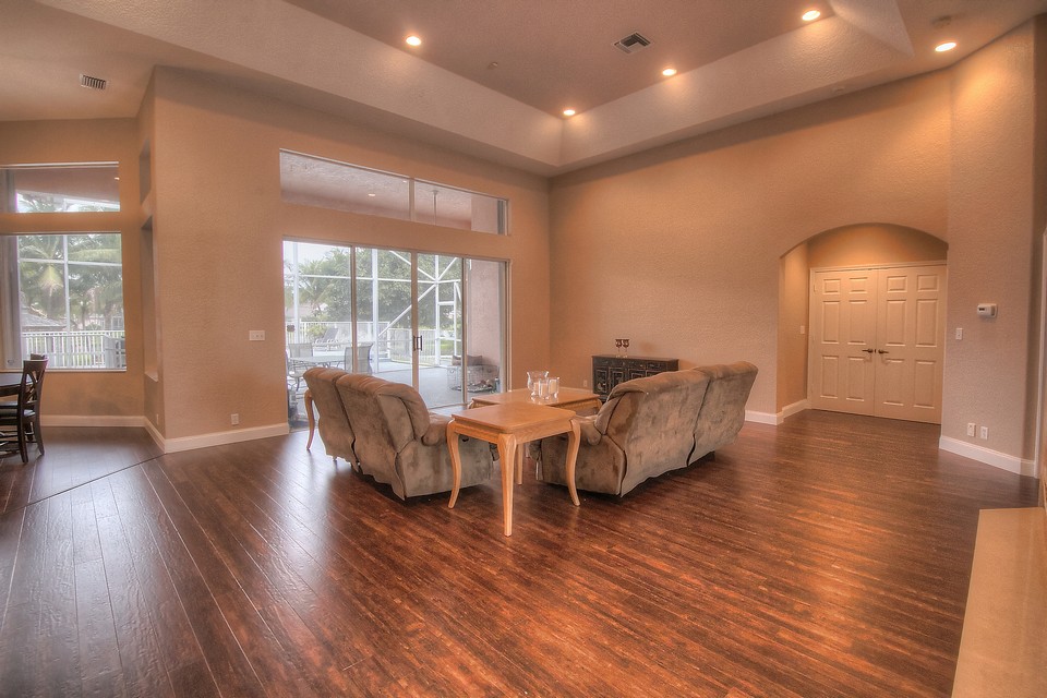 the huge living room includes recessed lighting & vaulted ceilings.