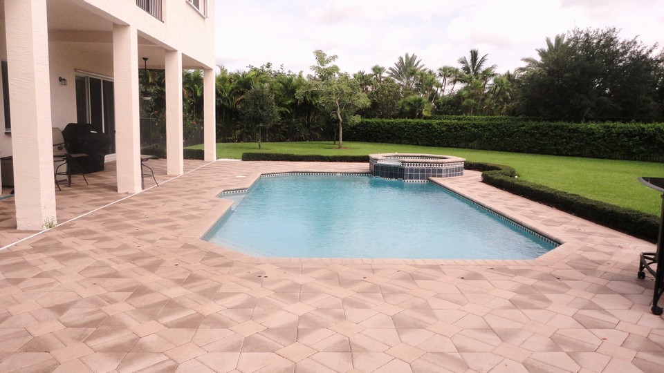 gorgeous pool & spa