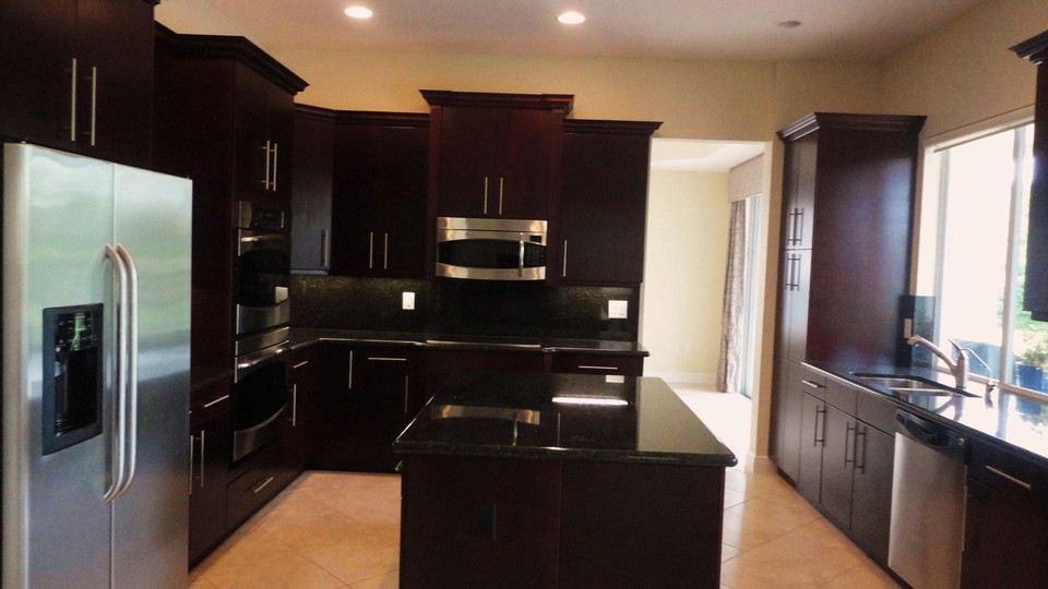 stunning kitchen the kitchen boasts many gorgeous upgrades including granite coutners with full backsplash, 42 wood cabinets with crown molding and under cabinet lghting, and stainless steel ge profile appliances.