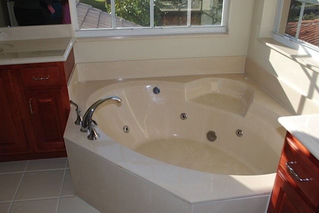 oversized soaking tub with jaccuzzi.
