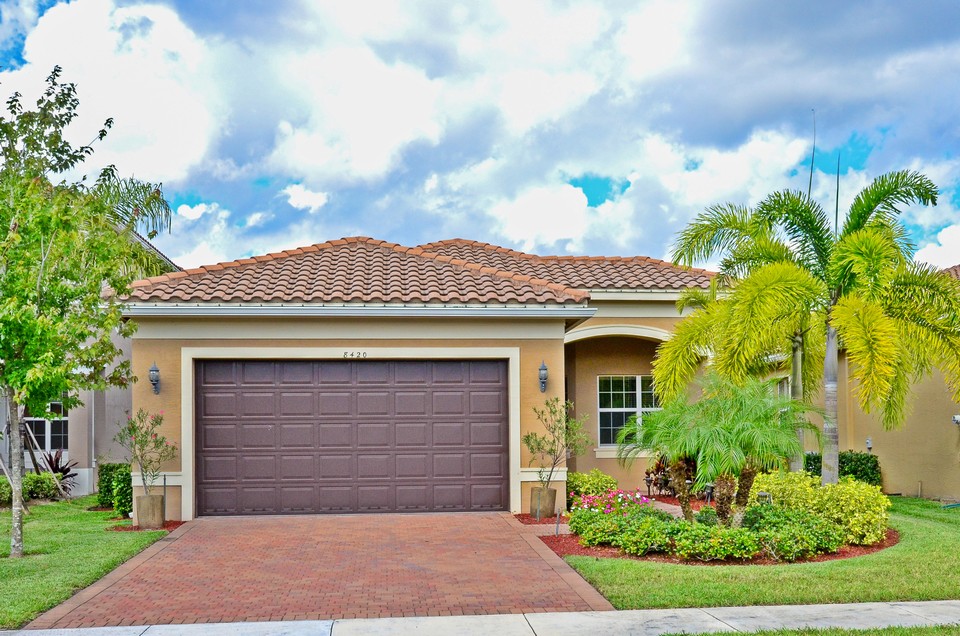 8420 CALABRIA LAKES DRIVE