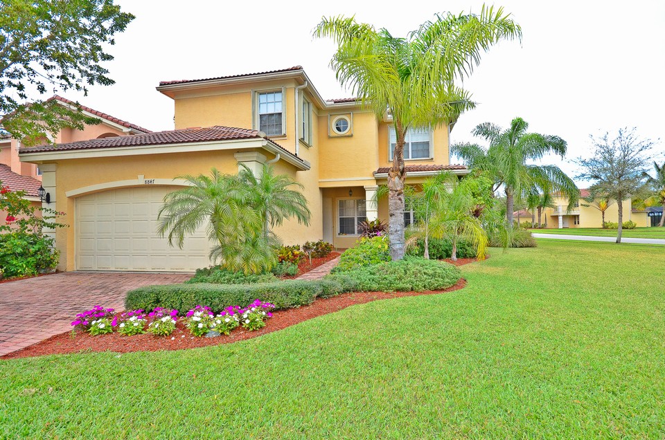 8847 MAPLE HILL COURT