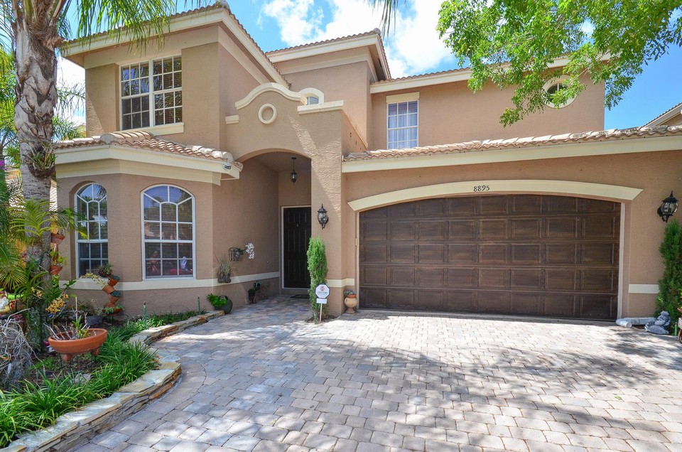 8895 MAPLE HILL COURT
