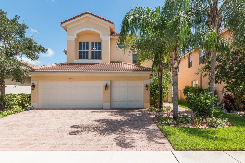 8615 BREEZY OAK WAY